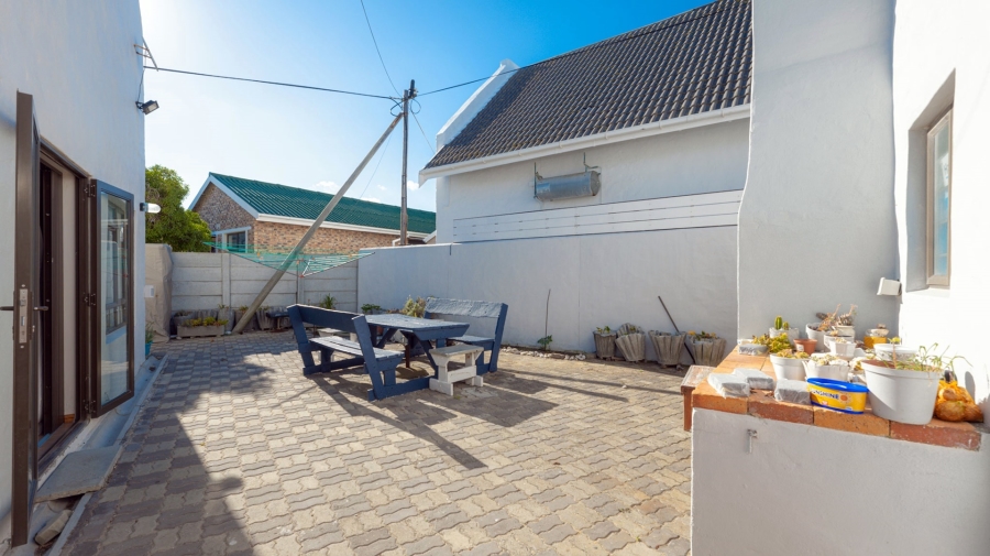To Let 4 Bedroom Property for Rent in Struisbaai Western Cape